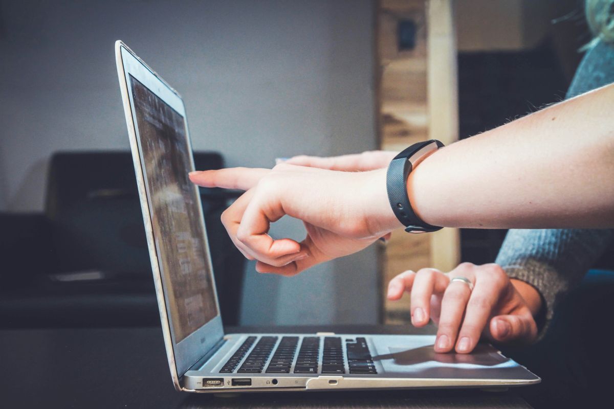 Tanie strony internetowe tworzone przez AI – hit czy kit?