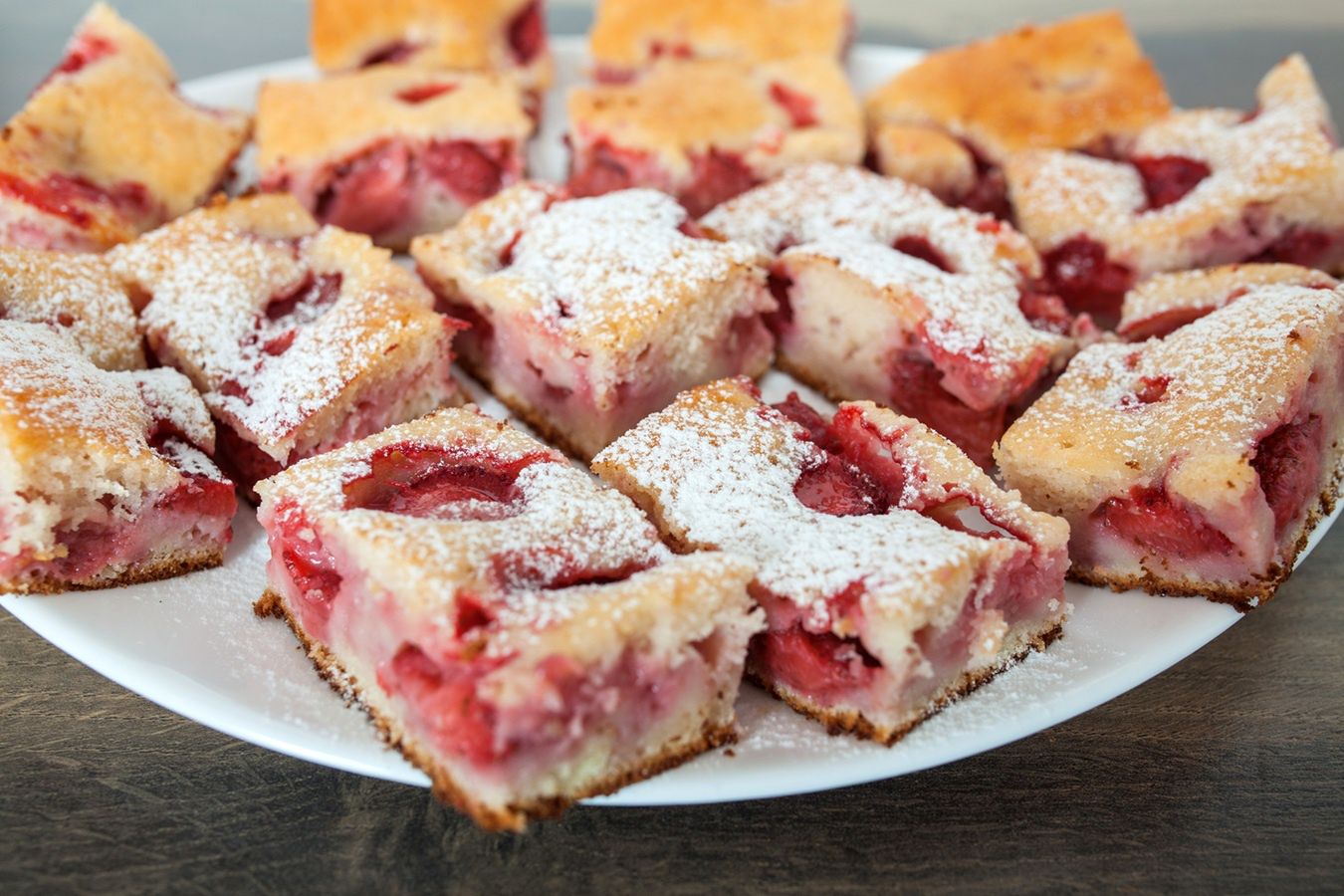Ciasto z truskawkami jak u babci. Proste i idealne na majówkę