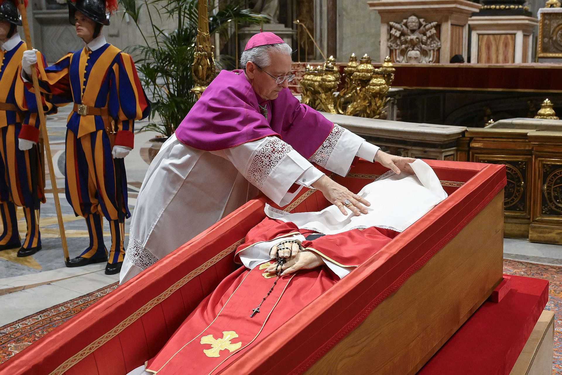 "Byłoby tragedią". Po pogrzebie Franciszka dyskusja o nowym papieżu wchodzi na pierwszy plan