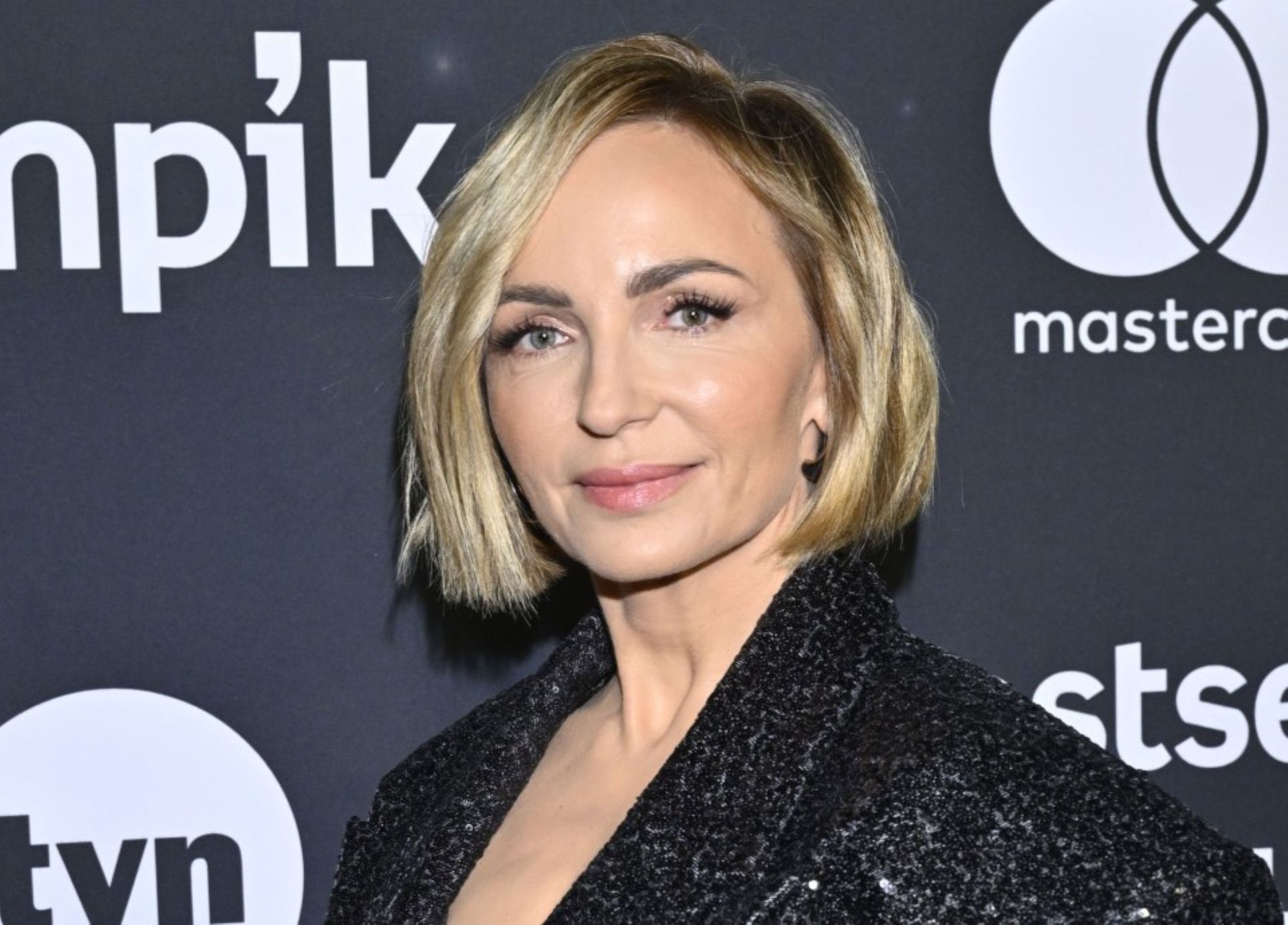 Tak stanęła na ściance. Spódnica "mikro" i marynarka to hit