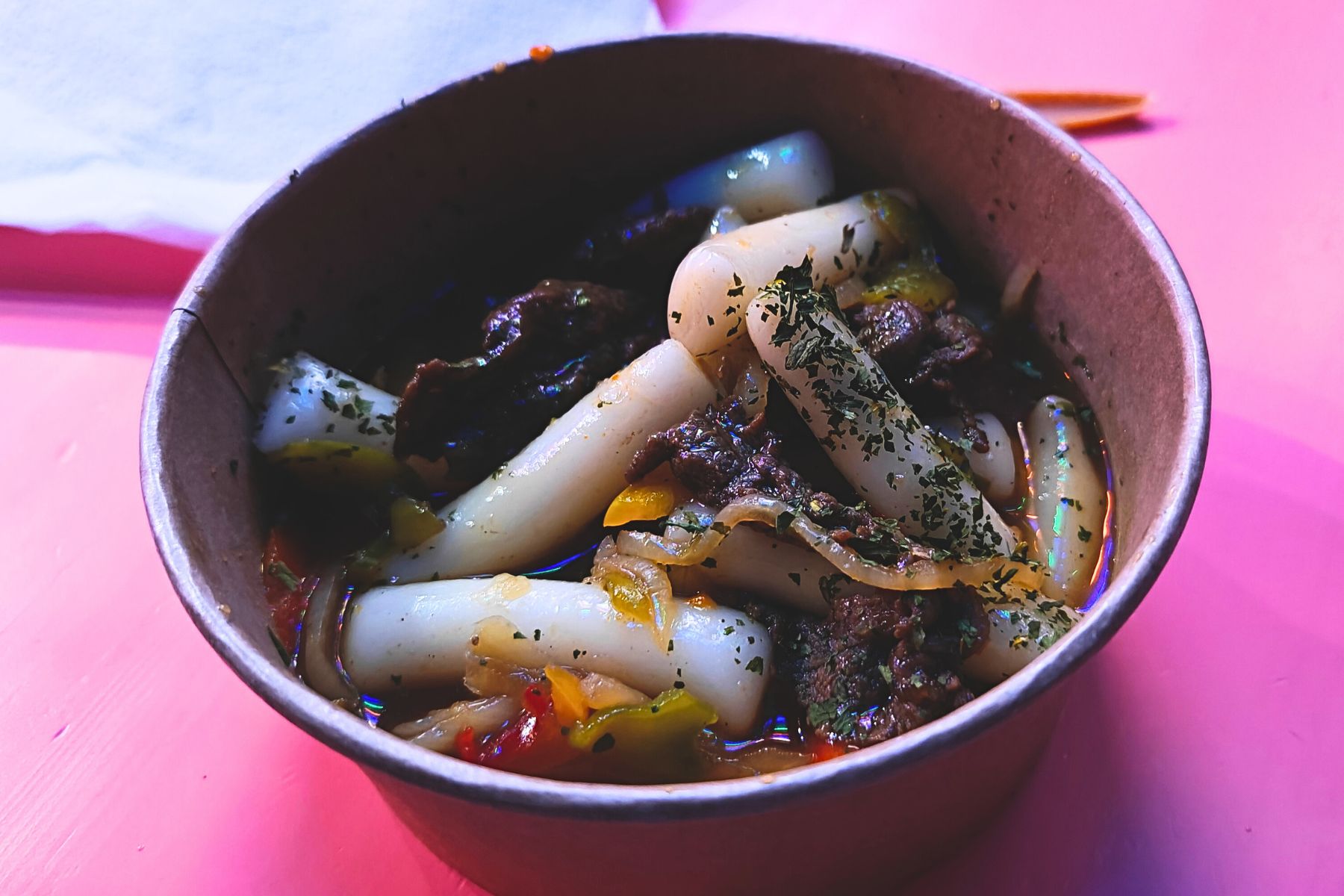 Spróbowałem koreańskich kopytek. Ich wygląd odstrasza, ale zaskakują smakiem