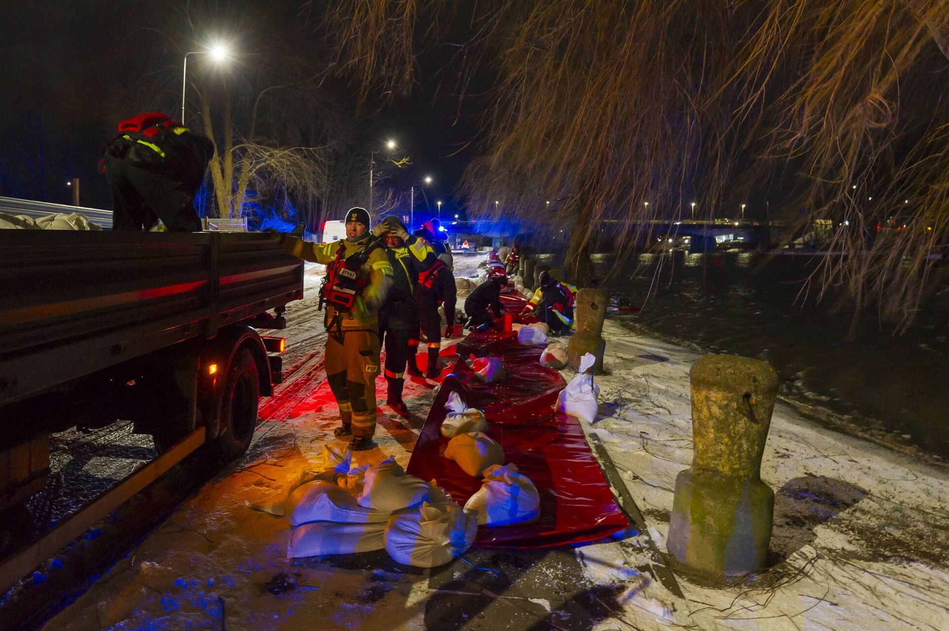 Zagrożenie powodziowe w Elblągu. Kolejne ulice zablokowane