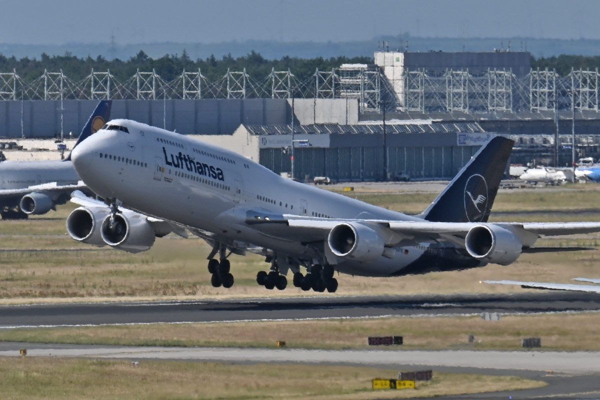 O mały włos. Boeing 747 był centymetry od uderzenia ogonem o pas