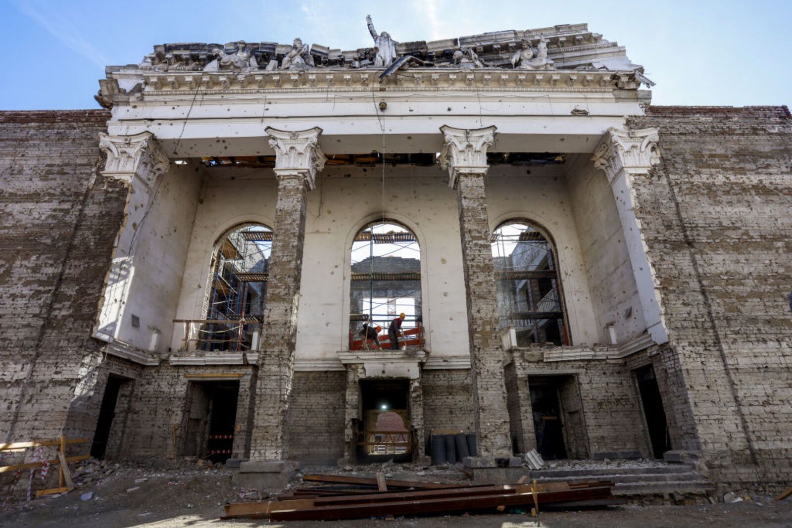 Zginęły tam setki matek z dziećmi. Rosjanie urządzili sobie imprezę