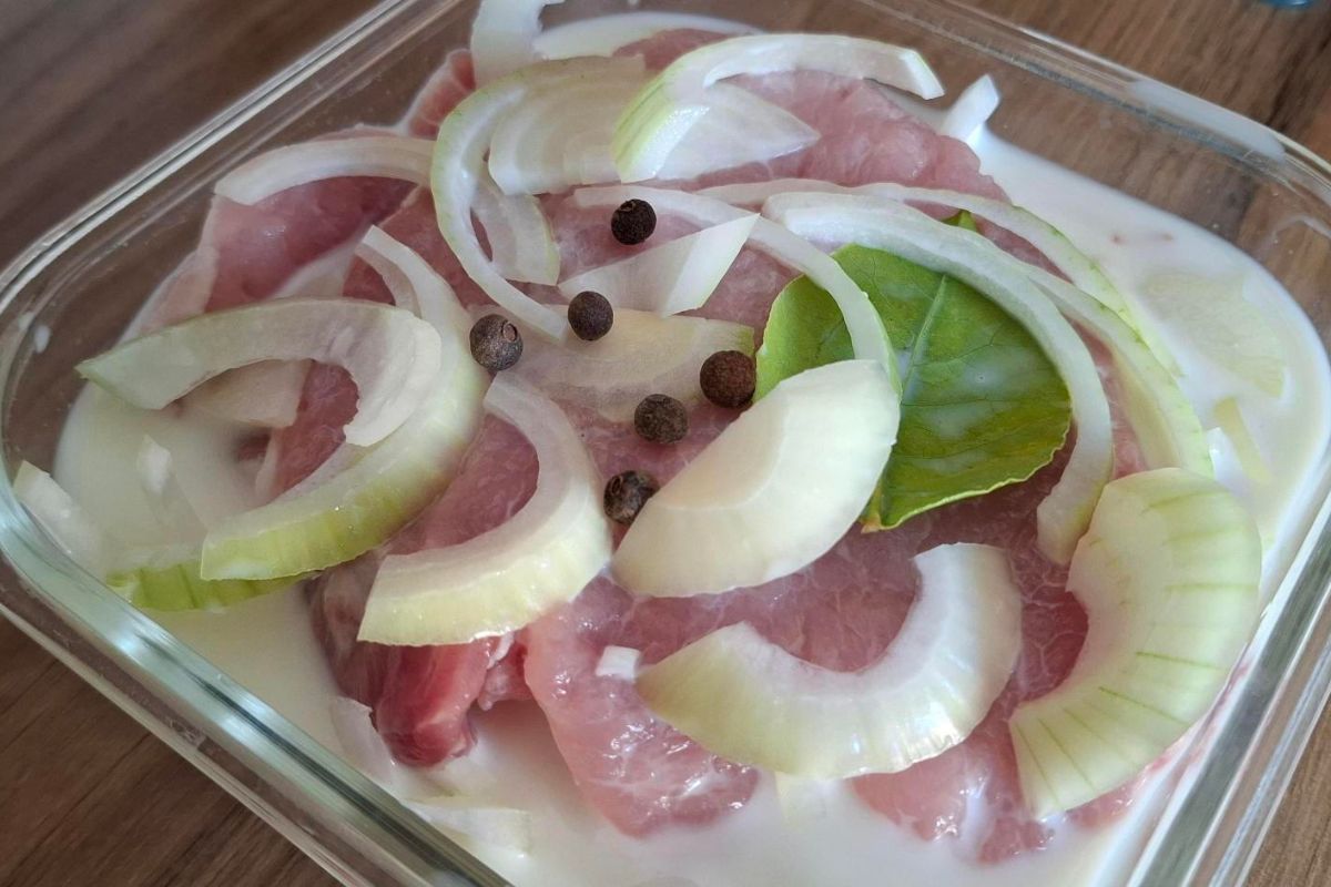 Teściowa nie moczy kotletów w mleku i cebuli. Zalewa mięso inną marynatą, a schabowe wychodzą soczyste i kruche