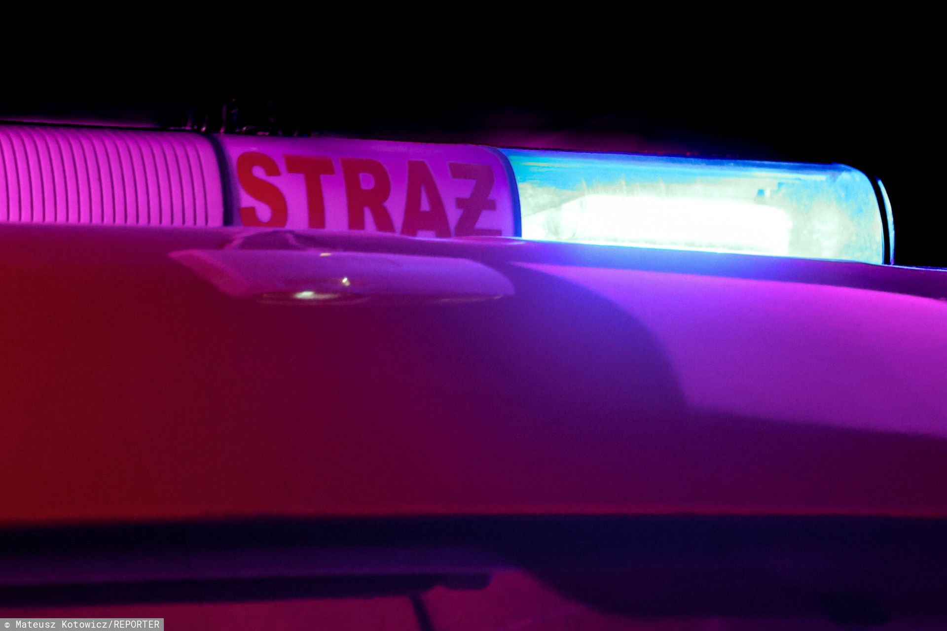 Dwie osoby zakleszczone. Akcja strażaków tuż przed północą w Warszawie