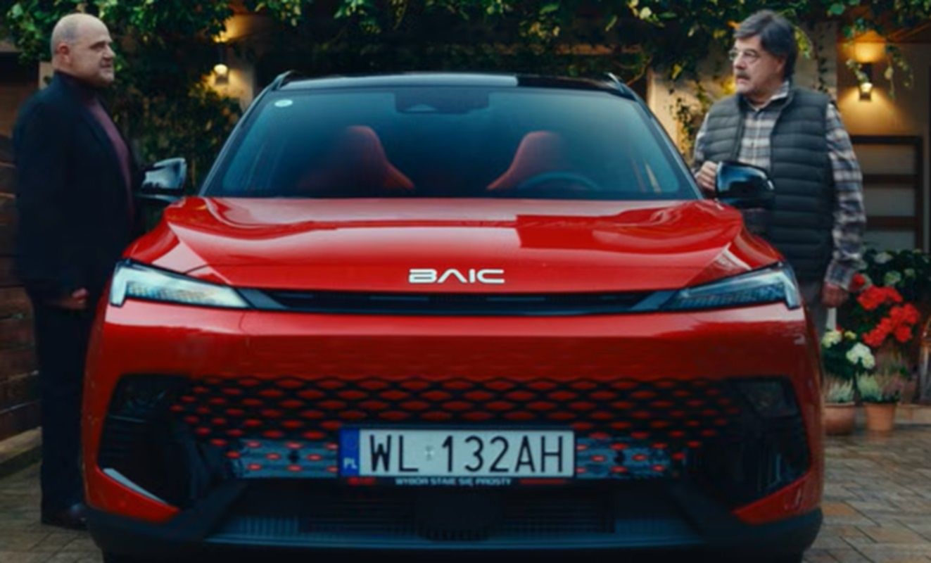 Cezary Żak reklamuje samochody BAIC. W kampanii wciela się w dwie postacie