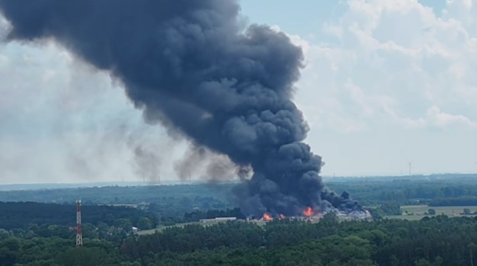 Płonie fabryka na Pomorzu. Ewakuowano mieszkańców
