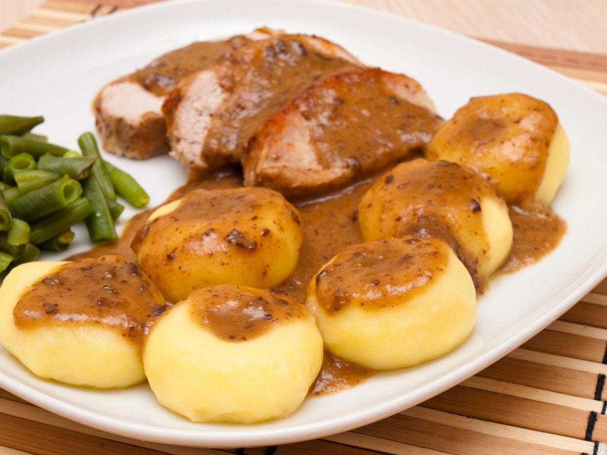 Wystarczą 2 łyżki na 1 kilogram ziemniaków. Kluski śląskie wychodzą miękkie jak chmurka