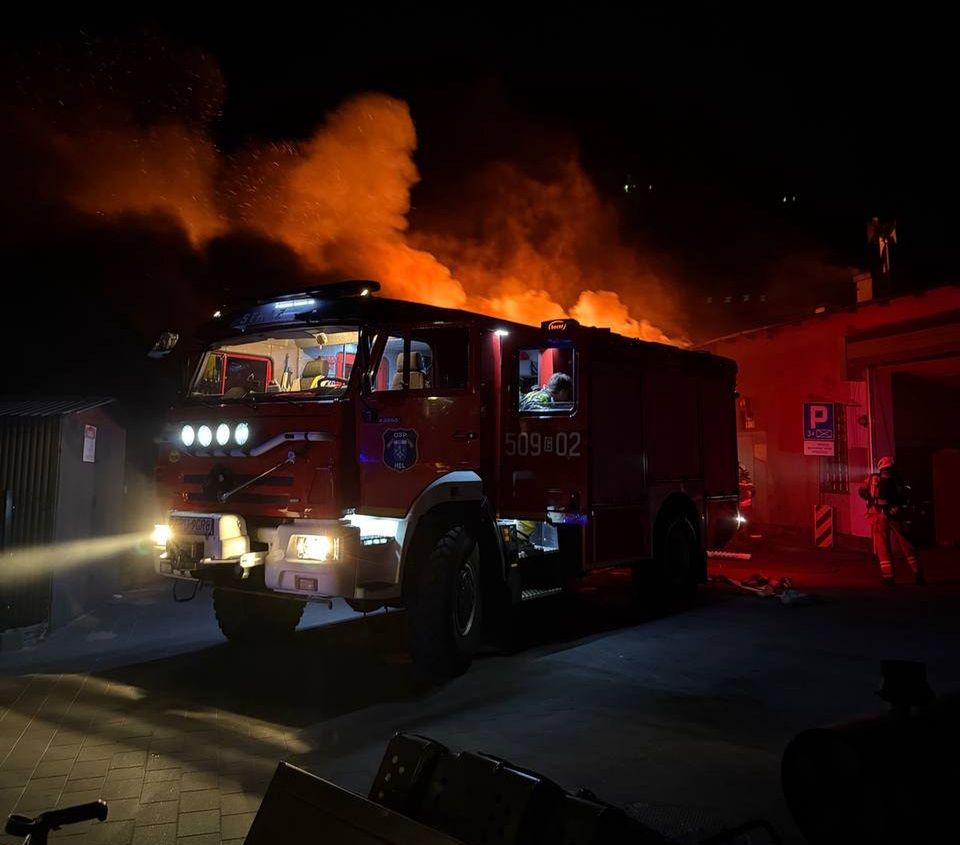 Ogromny pożar w Helu. Ogień objął remizę strażacką
