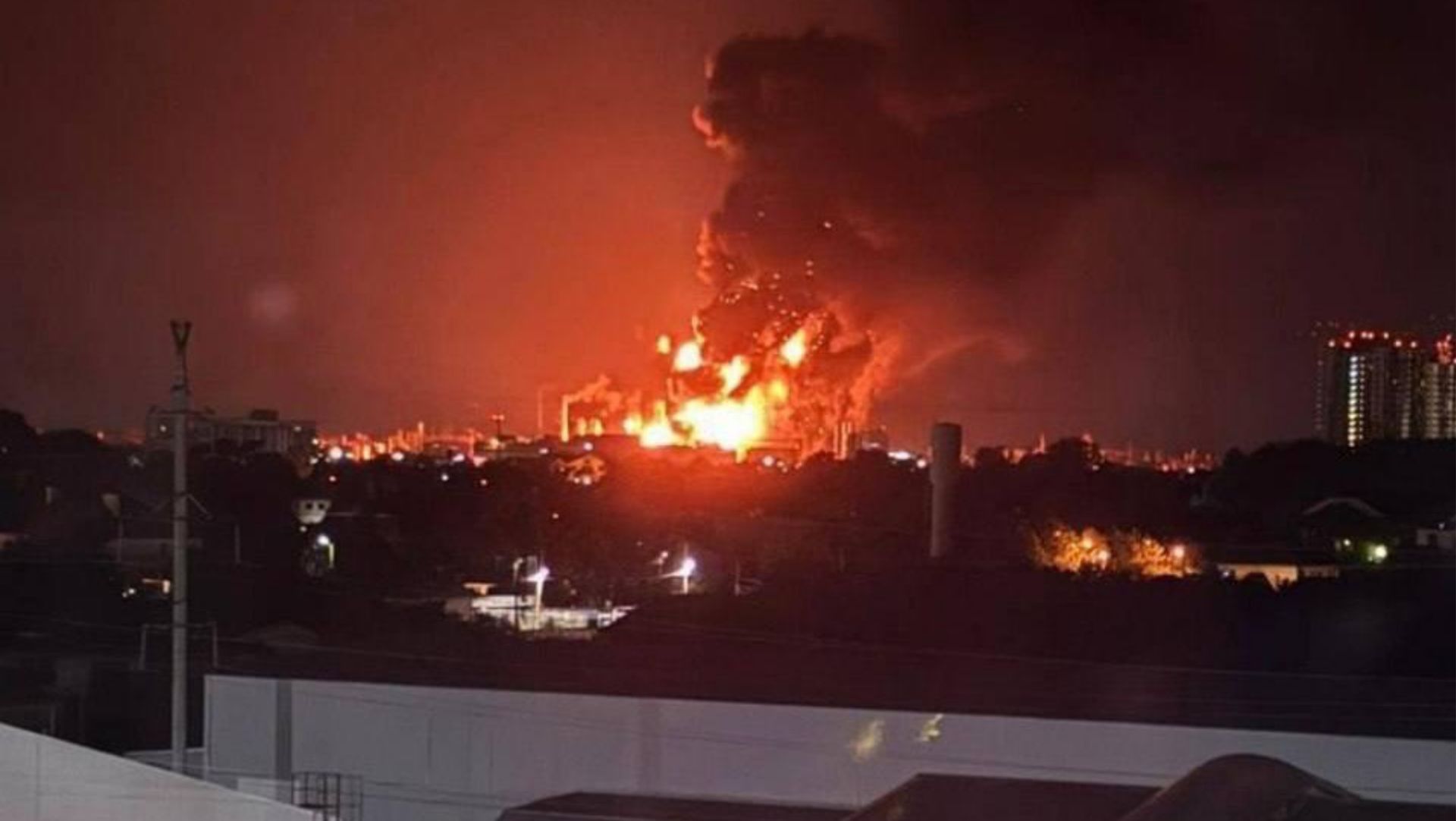 Liczne eksplozje i pożar. Celne uderzenie w rosyjskie rafinerie