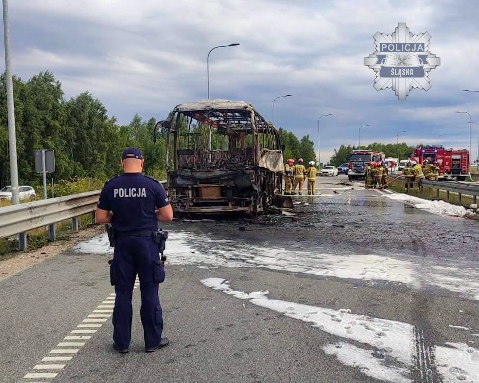 Groźna sytuacja na autostradzie. Autokar spłonął na drodze