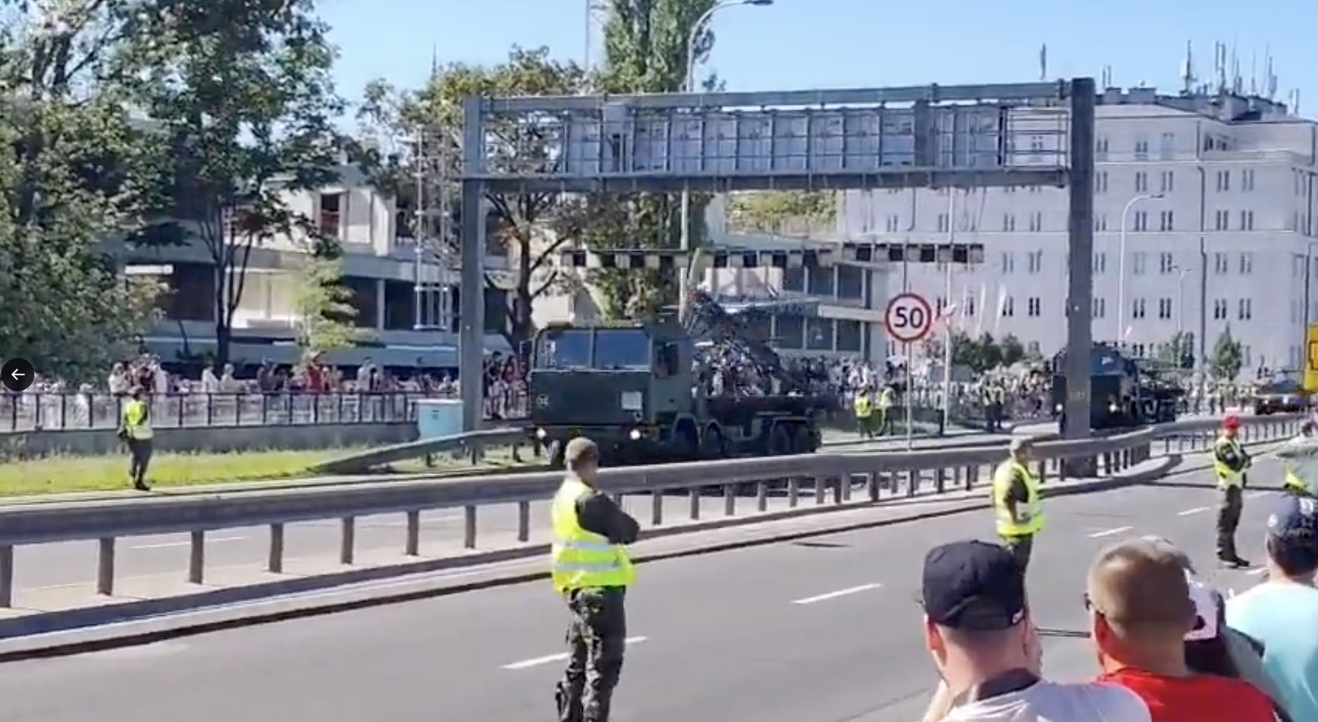 Dron zahaczył o bramownicę, Rak wjechał w barierkę. Dwie wpadki na defiladzie