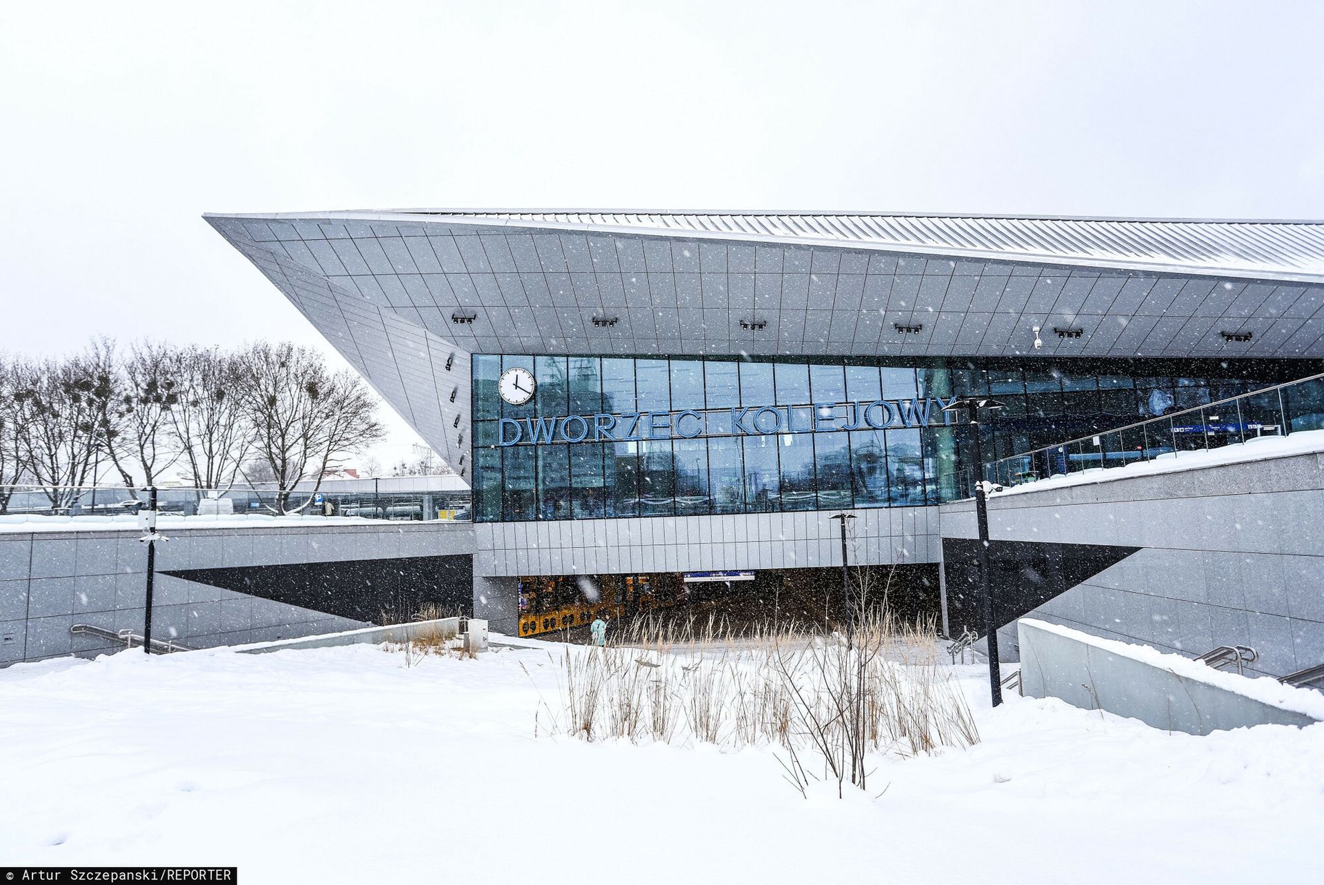 Kolejne problemy dworca z prawie 100 mln zł. Tym razem z drzwiami