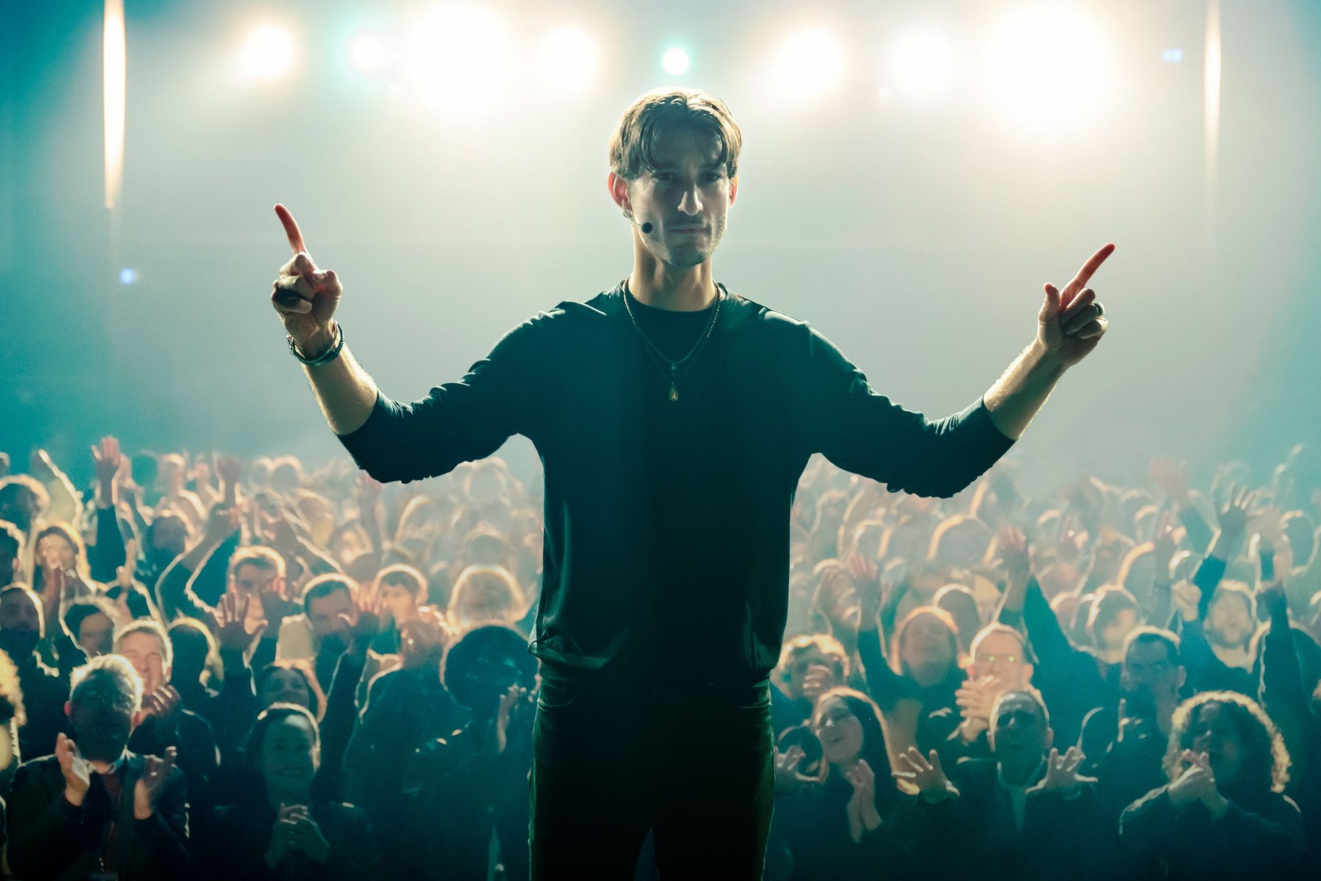 Pierre Niney: W czasach chaosu najłatwiej uwierzyć temu, kto obiecuje prostą odpowiedź