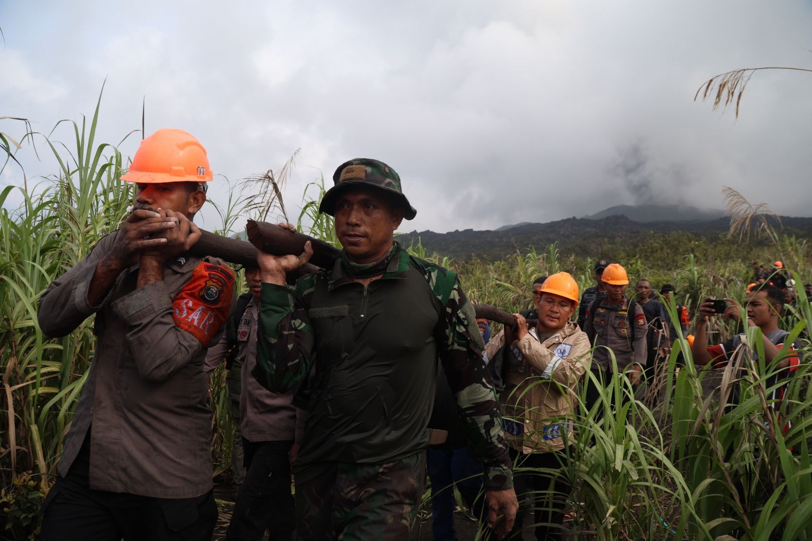 Indonezja. Walka z czasem po erupcji wulkanu. Nie żyją trzy osoby