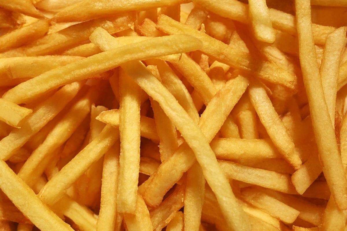 Zasypuję frytki i smażę starym sposobem. Wychodzą chrupiące i nie nasiąkają tłuszczem
