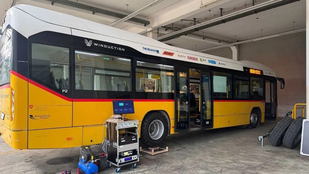 Winduction testuje opony. Naładują autobus elektryczny na przystanku