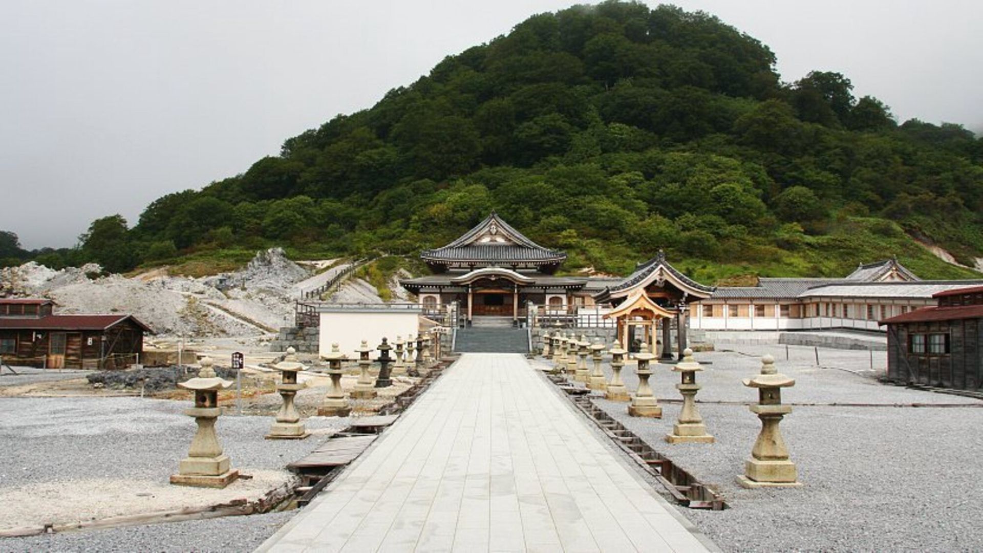 "Kraina Zmarłych". Droga do niej wiedzie przez jezioro siarki