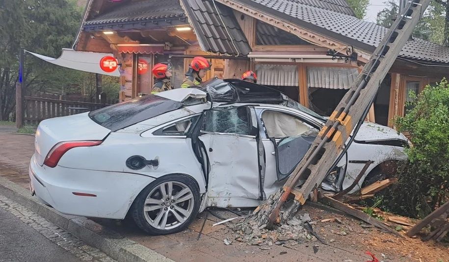 Auto wjechało w cukiernię. Groźne chwile w Zakopanem