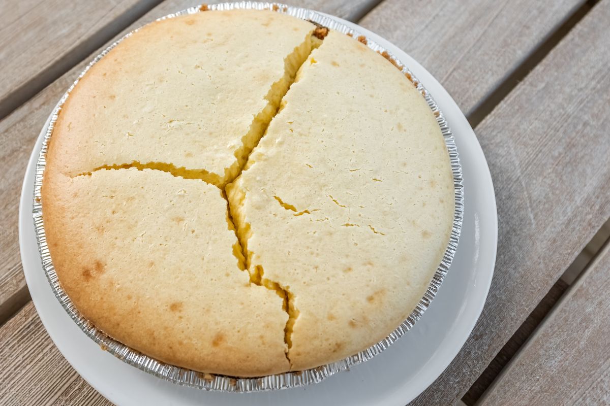 Sernik wychodzi brzydki i pęka? Na pewno popełniasz błąd przy tej czynności