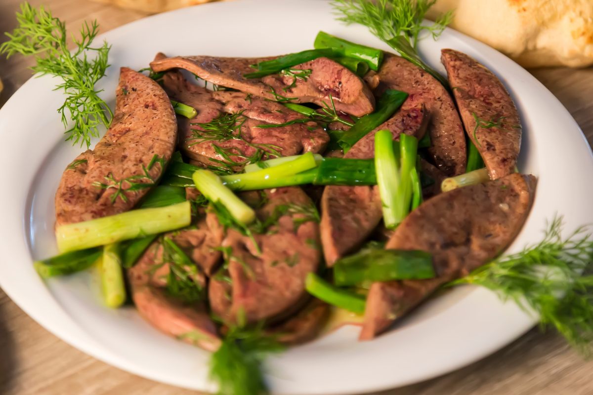 Tę wątróbkę powinny zajadać dzieci i seniorzy. Skarbnica żelaza, bez kumulacji antybiotyków i pestycydów