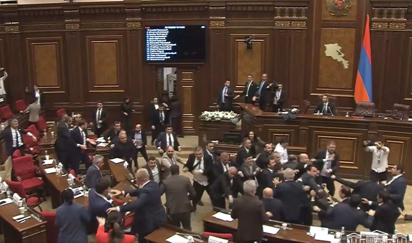 Dantejskie sceny w parlamencie Armenii. Okładali się pięściami