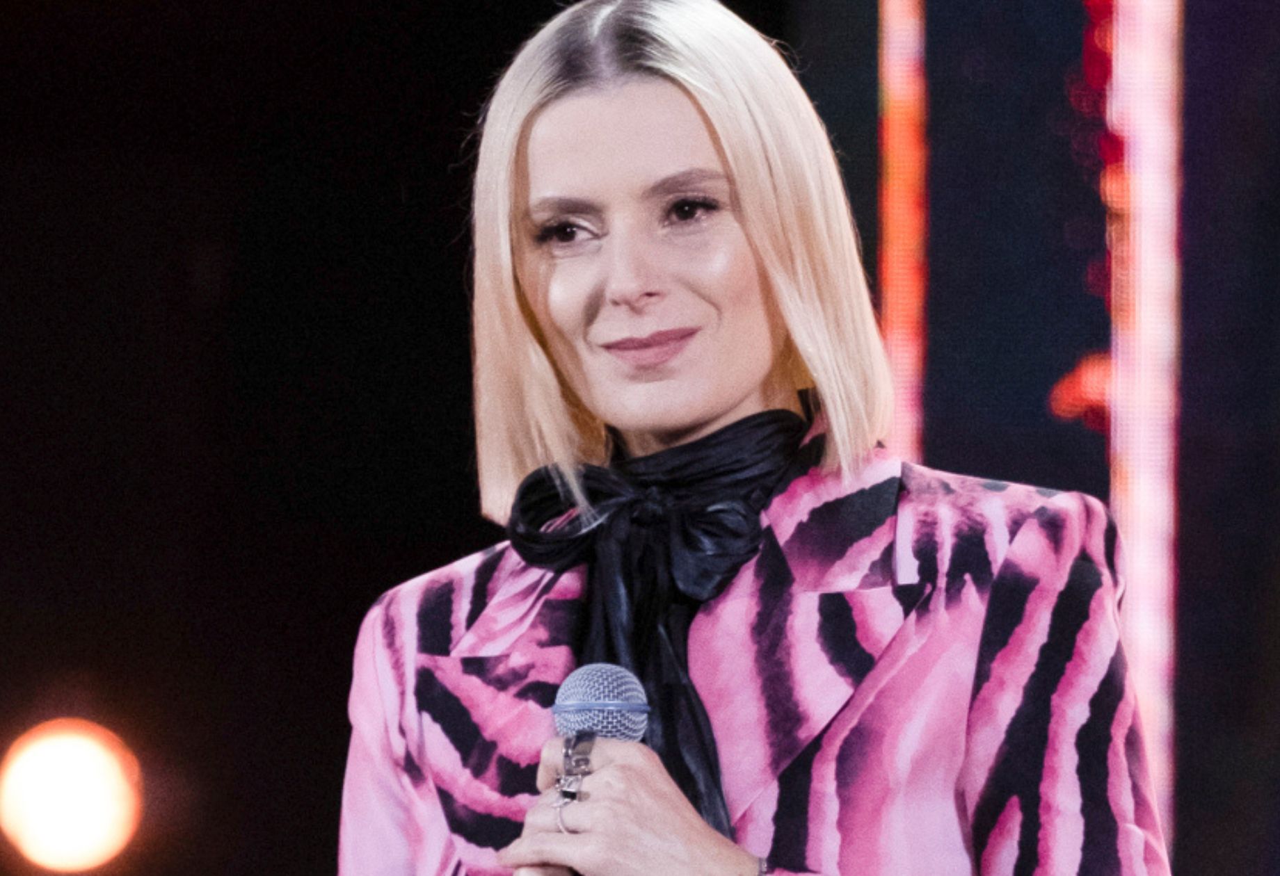 Wskoczyła w "szeleszczący" komplet. Ale spójrzcie na jej stopy