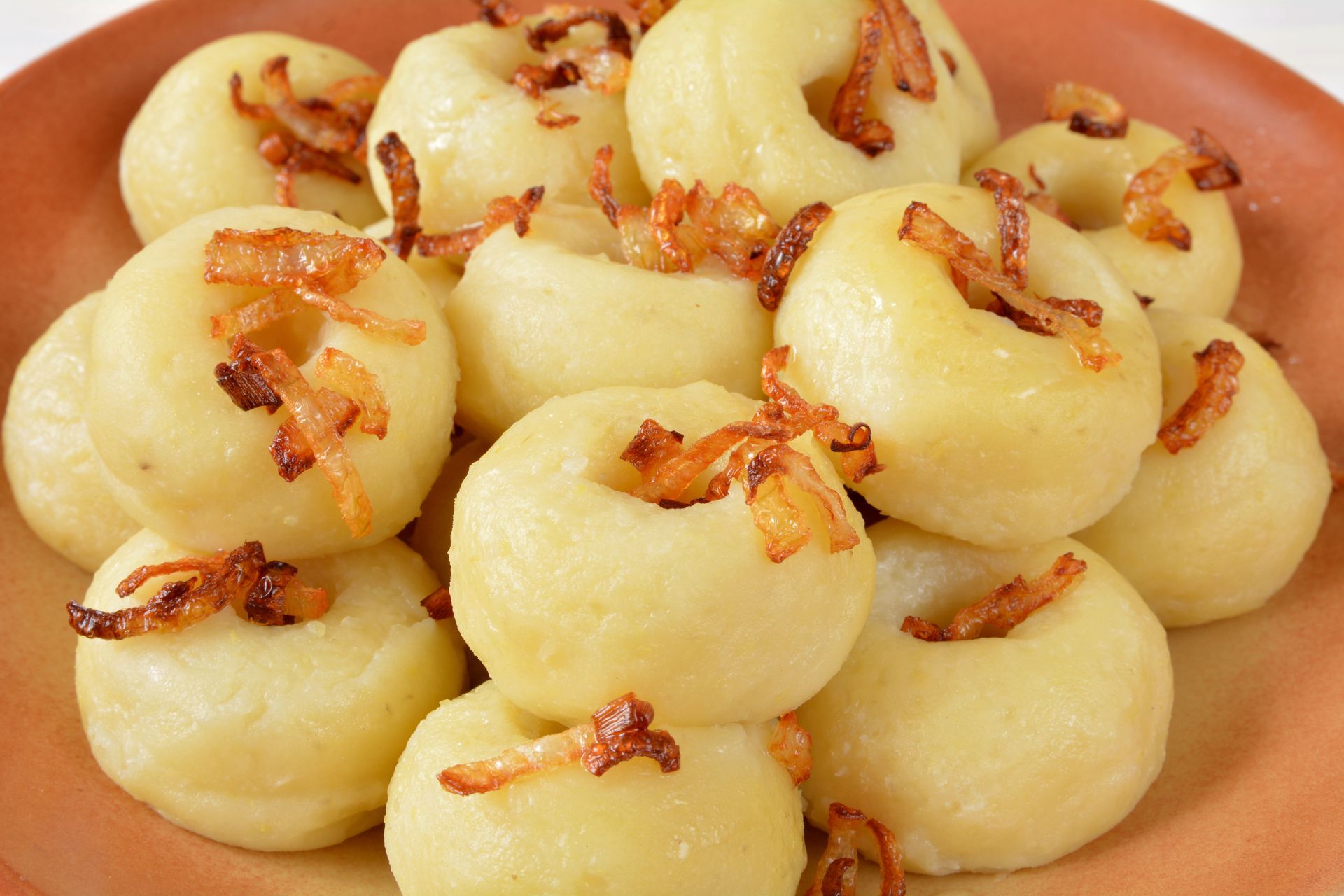 Dodaj do ciasta. Kluski śląskie będą mięciutkie i delikatne, ale się nie rozpadną