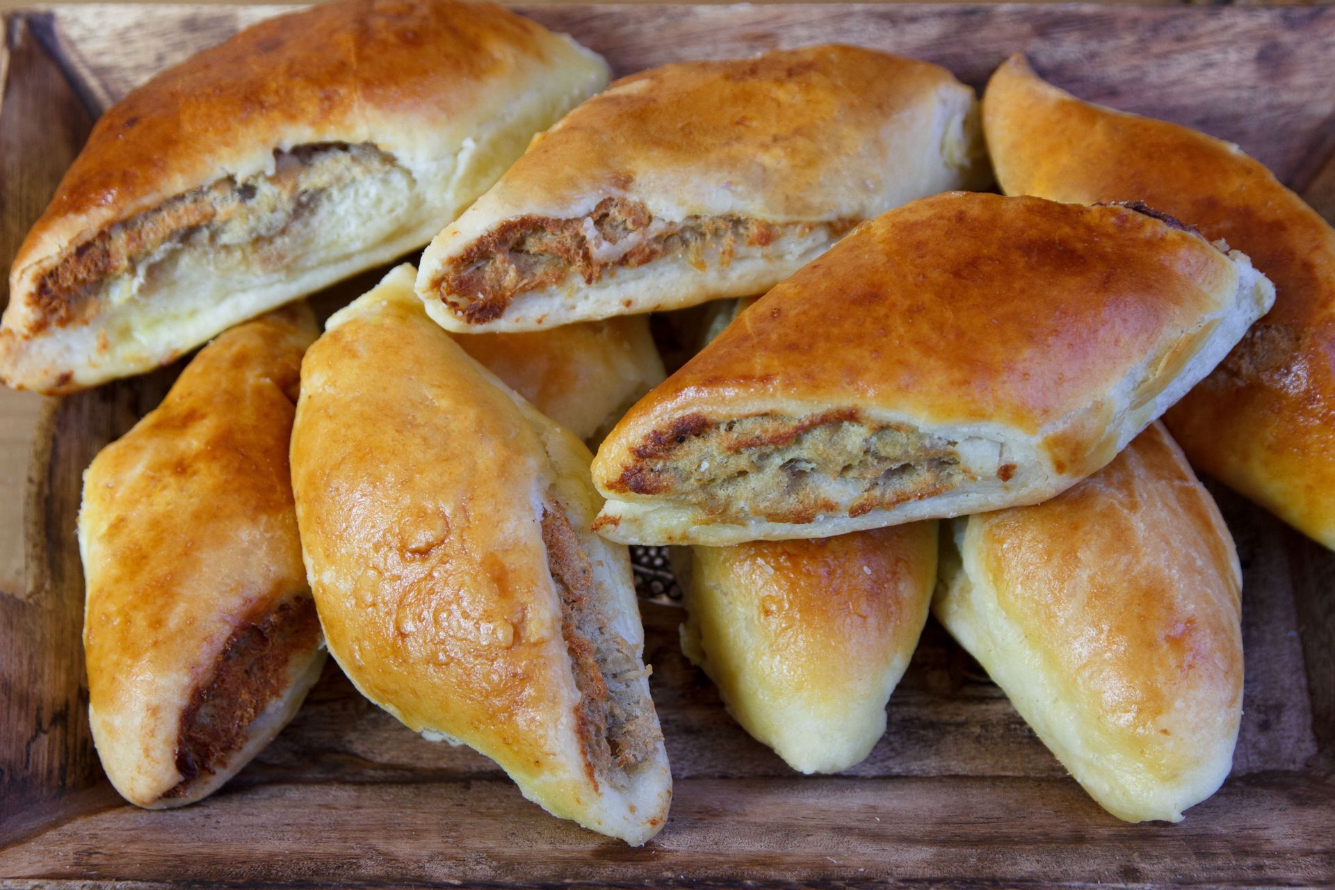 Zrób je nie tylko od święta. Krucho-drożdżowe paszteciki zachwycą doprawionym farszem