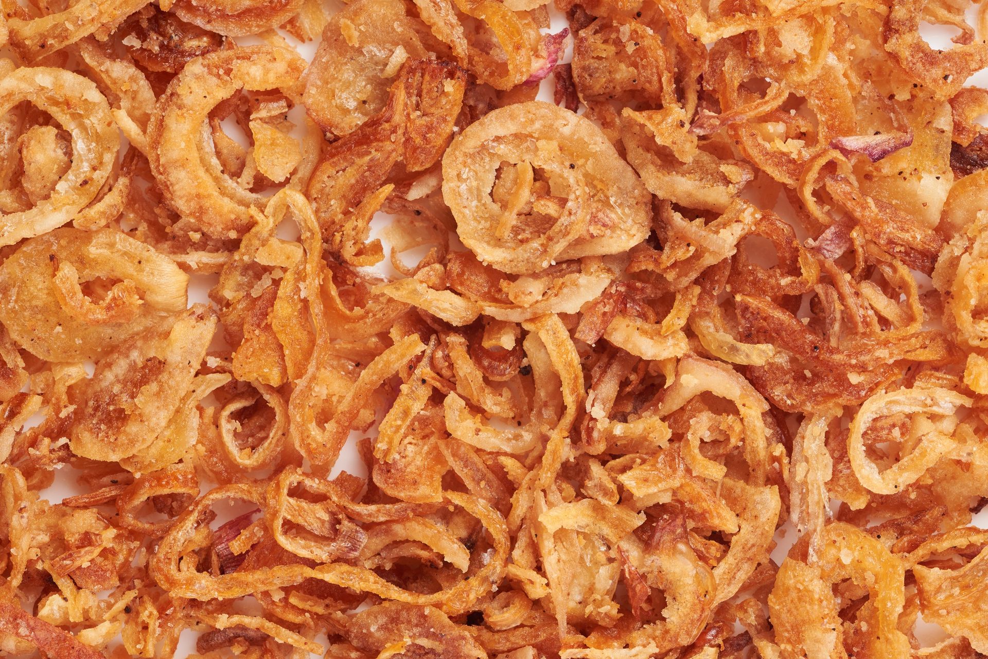 Zapomnij o miękkiej cebuli. Ten austriacki patent sprawi, iż będzie chrupać jak najlepsze chipsy