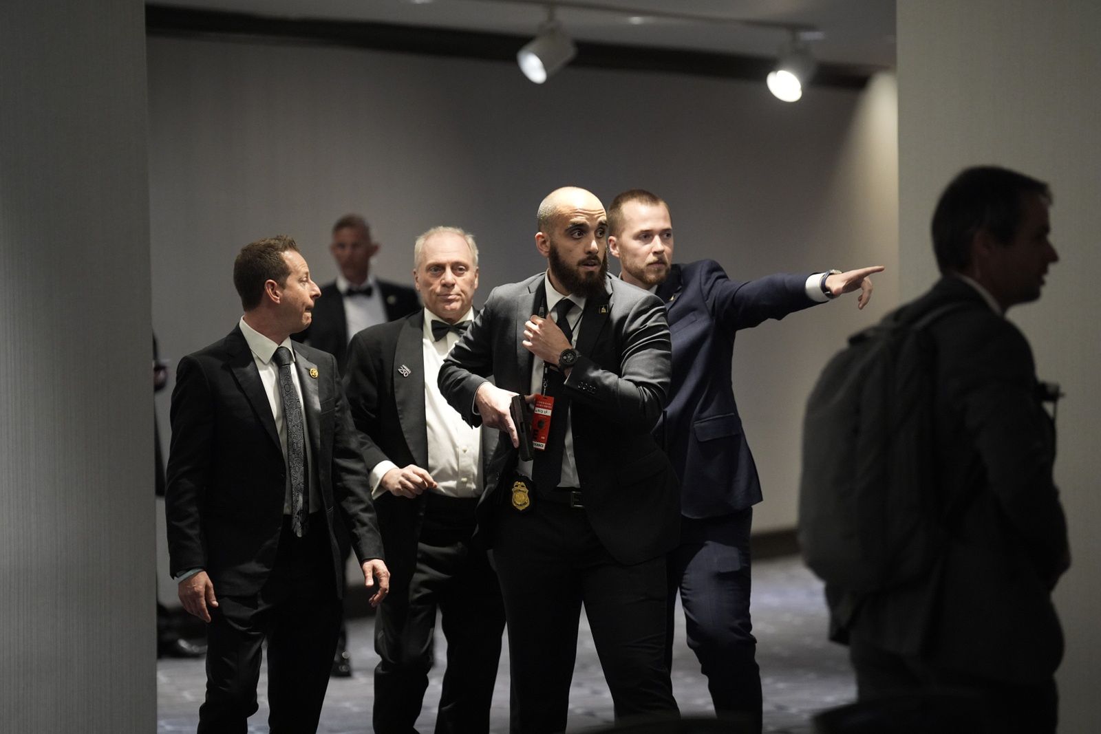 "Za drzwiami rozległy się strzały". Relacja korespondenta z Polski