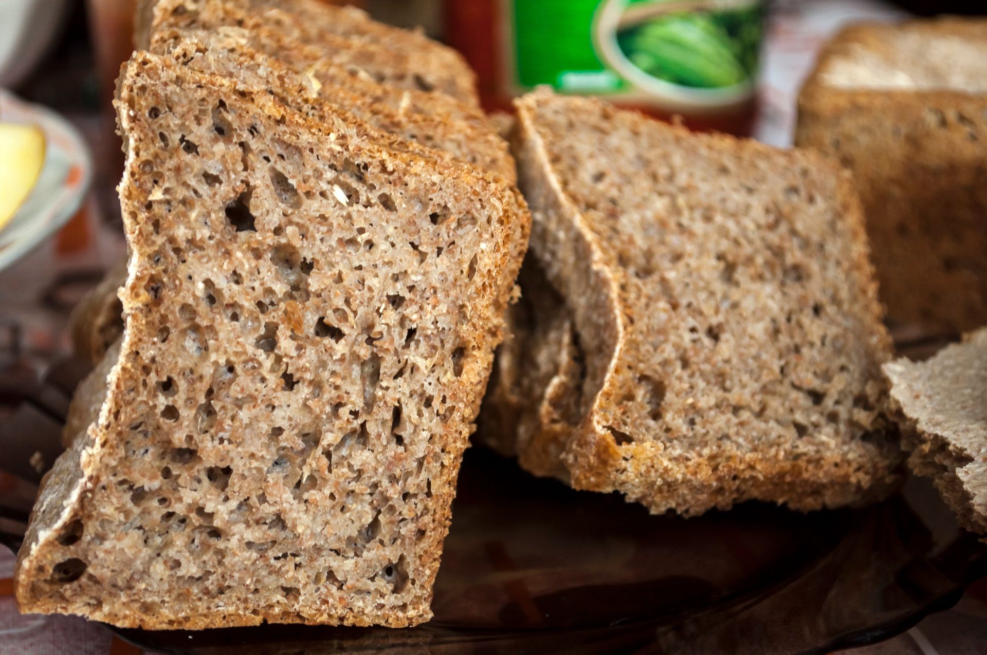 Upiecz i jedz chleb razowy. Wyczyści twoje jelita sprawnie jak miotełka