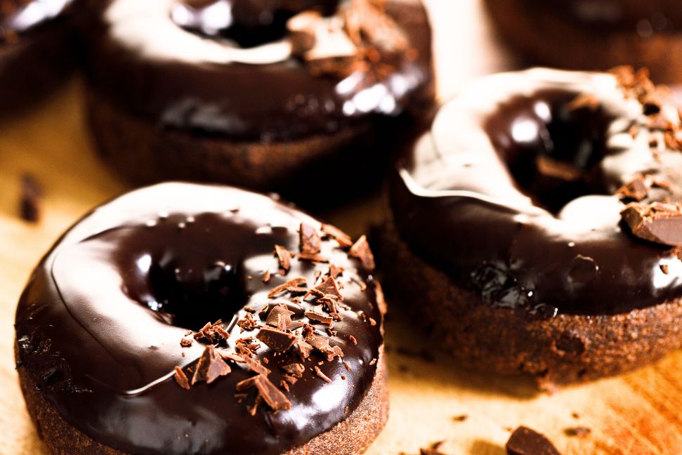 Czekoladowe oponki to hit tego karnawału. Lekkie, mięciutkie i nie ociekają tłuszczem