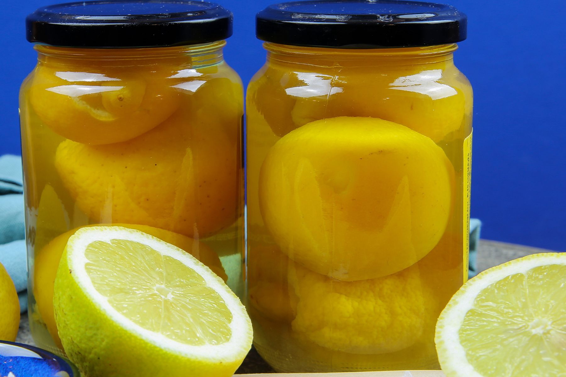 Wrzucam cytryny do słoika i… kiszę. Ten dodatek odmienia zimowe obiady