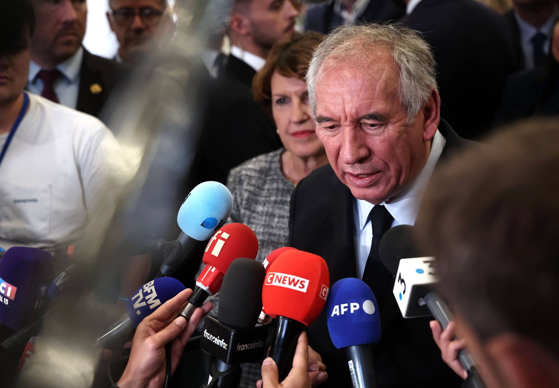 Premier Francji walczy o wotum zaufania. Wynik głosowania przesądzony?