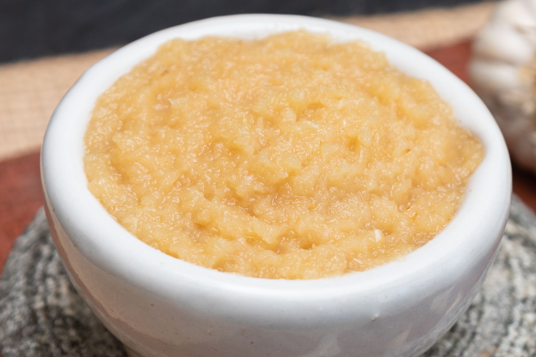 Pasta z pieczonego czosnku – smarowidło, które robi furorę. Tylko 3 składniki