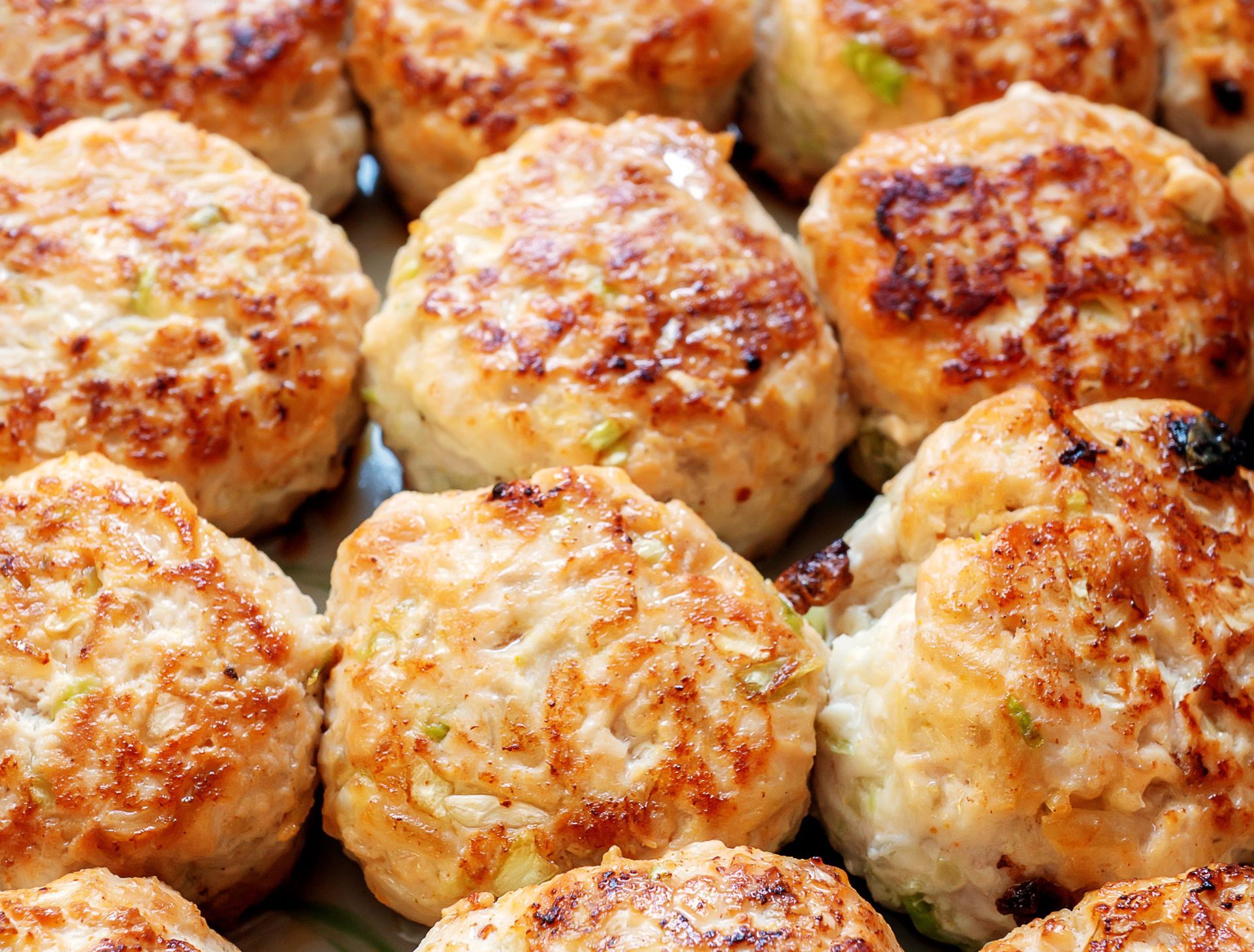 Jak przygotować soczyste kotlety mielone? Sekret tkwi w bulionie