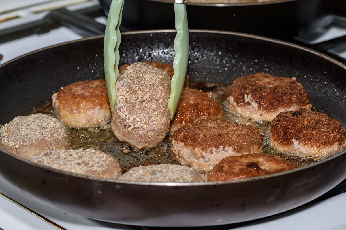 Kotlety mielone rozpadają się na patelni? Prawdopodobnie popełniasz ten błąd