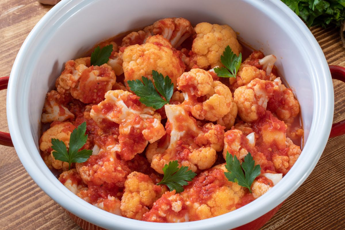Kalafior duszę w takim sosie. Smakuje lepiej niż z bułką tartą i masłem