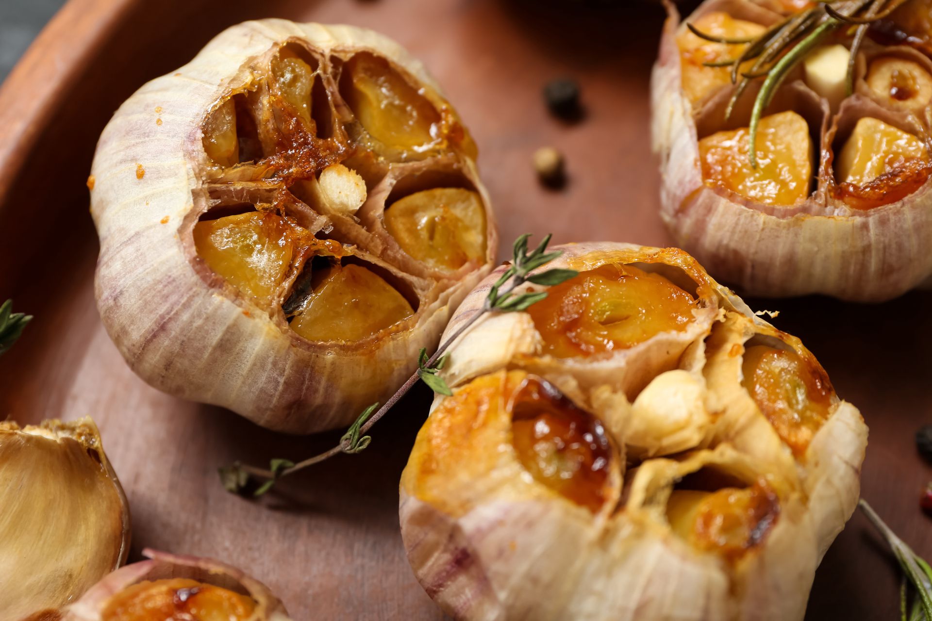 Piekę na zapas kilka główek. Dodaję do smarowideł i sosów