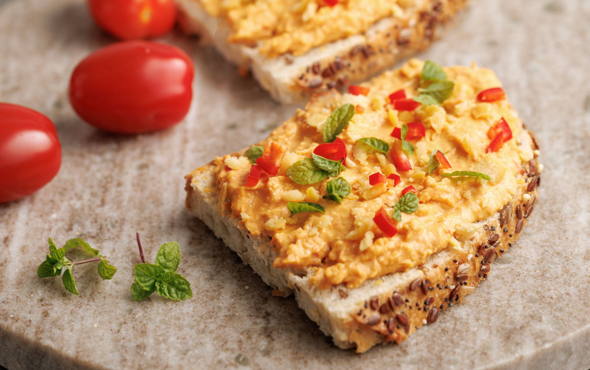 Wysokobiałkowa pasta z ciecierzycy w 5 minut. Znika szybciej niż wędlina