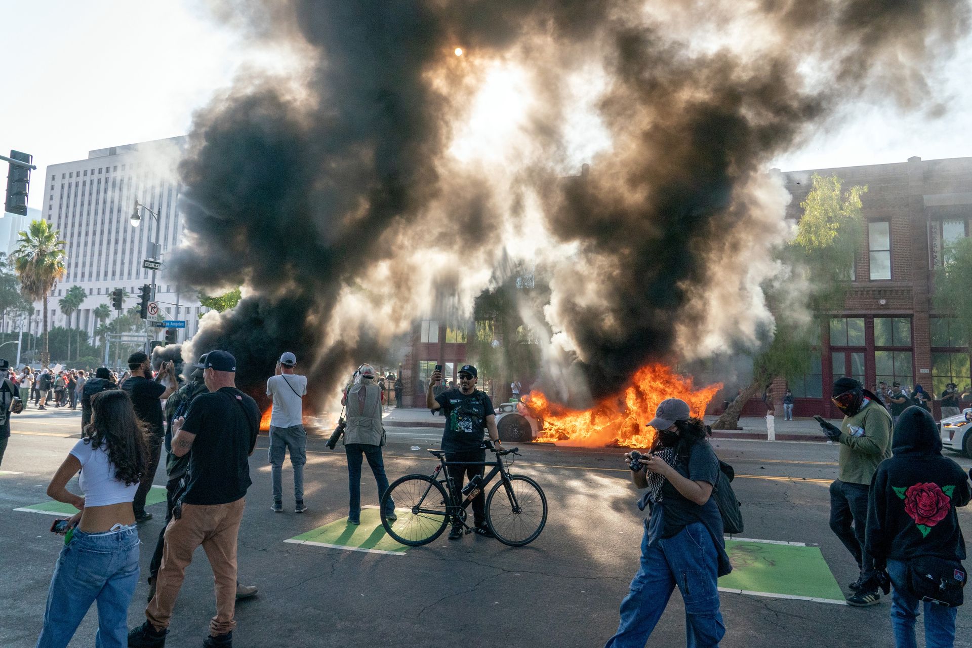 Zamieszki na ulicach Los Angeles. "My w Europie nie rozumiemy Donalda Trumpa"