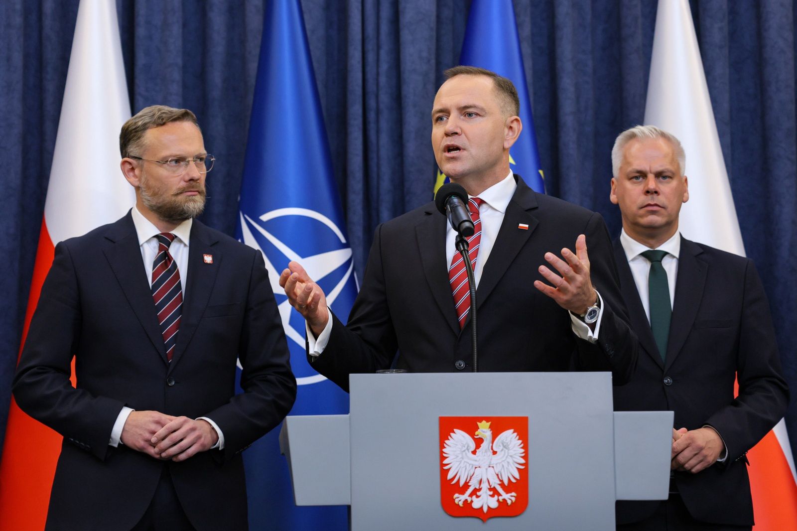 Nawrocki rozpatrzył kilkanaście ustaw. Tak rząd może uniknąć wet