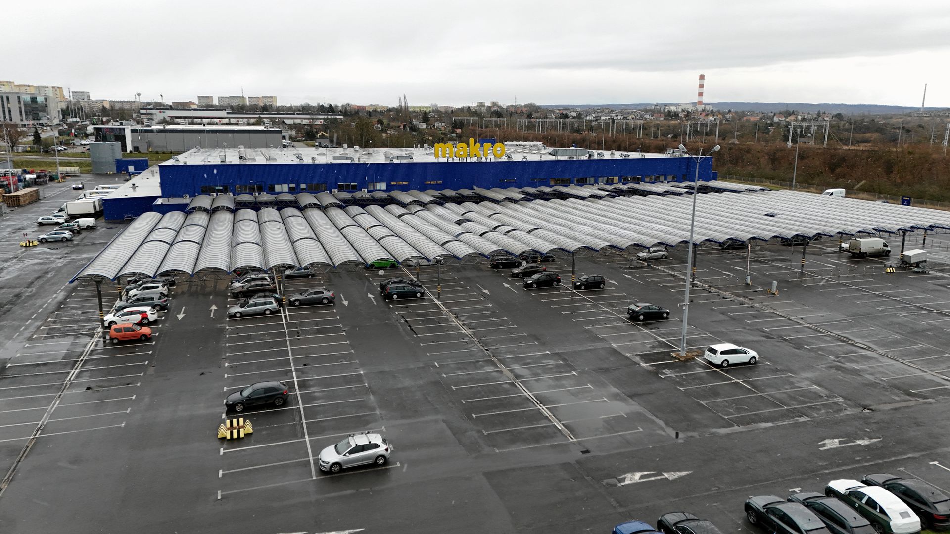 Milionowe straty giganta w Polsce. Sieć tłumaczy ich powody