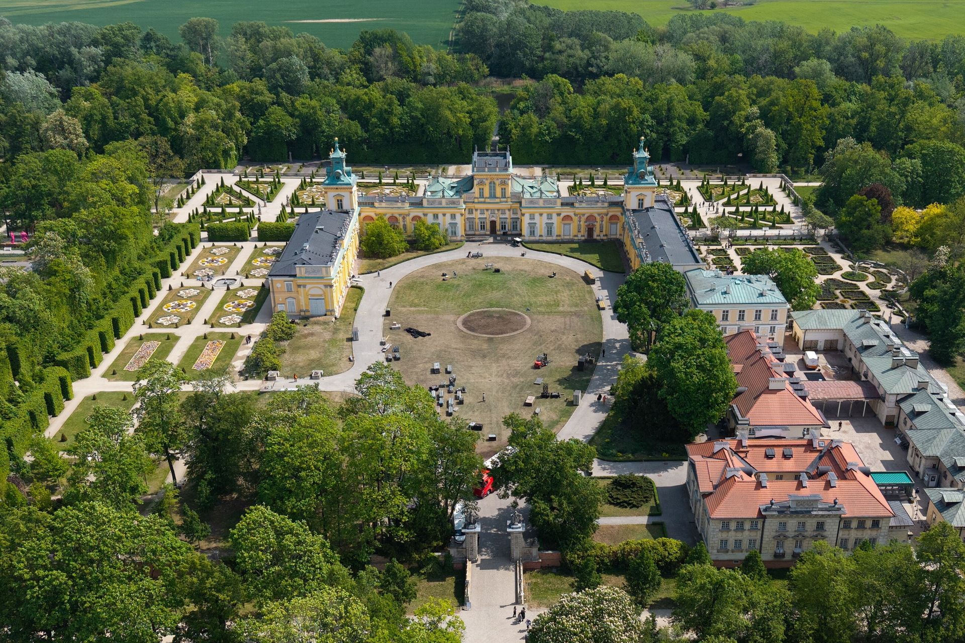 Techno podzieliło celebrytów. Oto kto stoi za kontrowersyjnym eventem