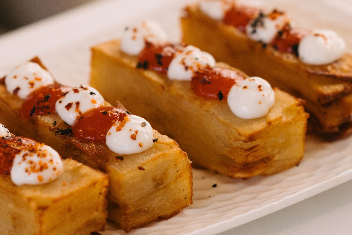 Docinam do keksówki i przekładam serem. Takie ziemniaczki można jeść bez niczego