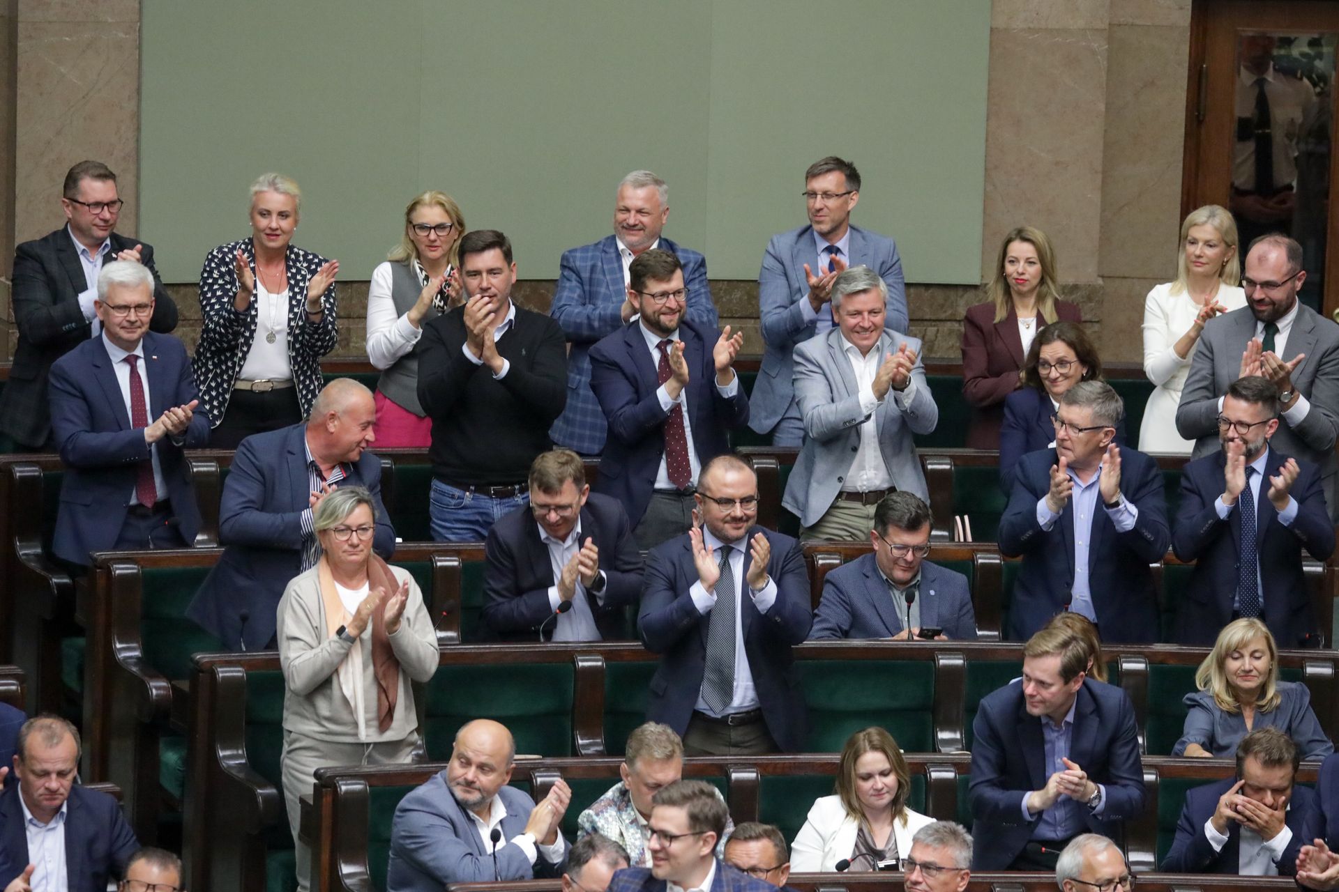 Roszady ławach poselskich PiS. Kto zastąpi odchodzących do KPRP?