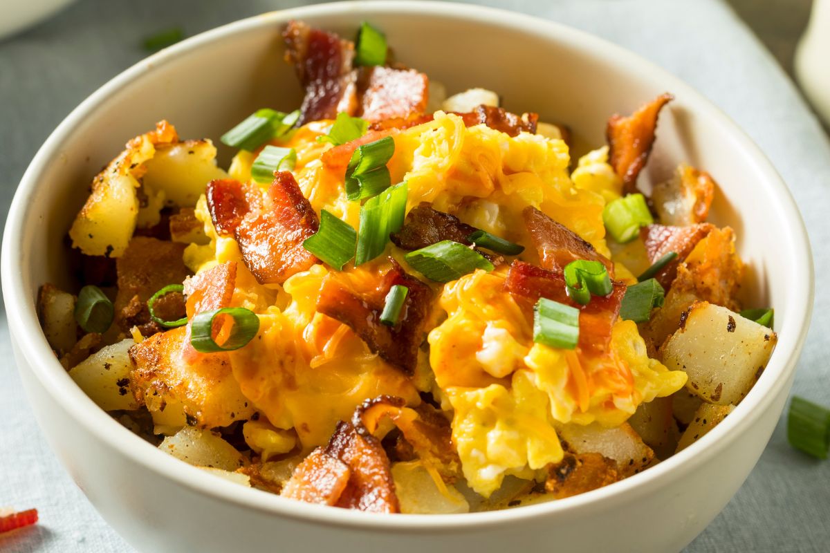 Dodaję do jajek i robię jajecznicę po chłopsku. Syci 100x bardziej niż klasyczna