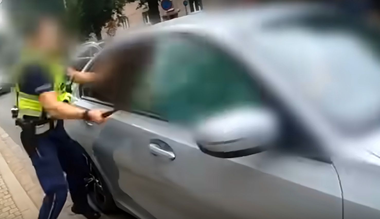 Nie zatrzymała się, nie reagowała. Była zdziwiona, gdy policjantki wybiły szybę